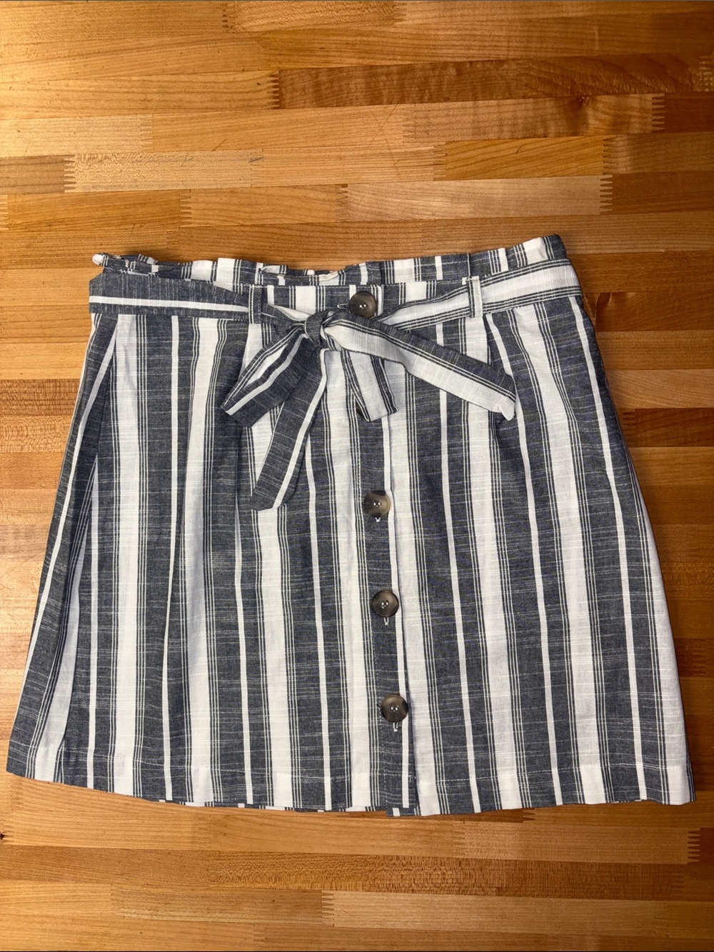 Striped Button-Front Skirt with tie belt ruffle waist.  - Gray & White